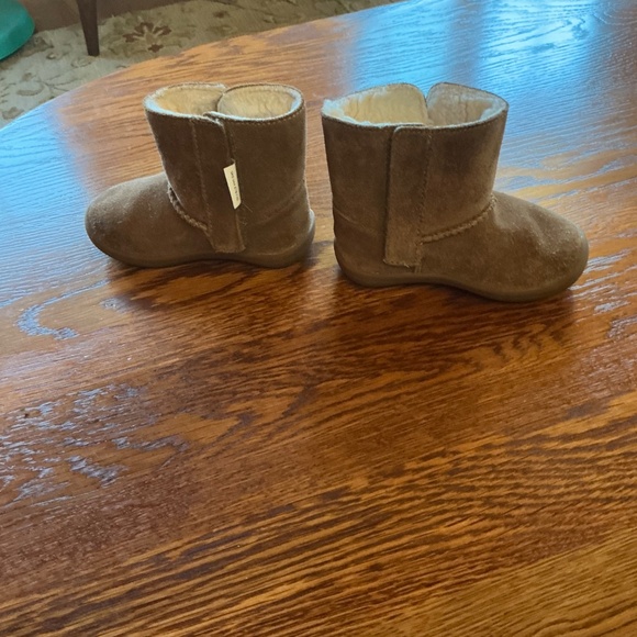 UGG Toddler Girl Keelan Boots in Chestnut sz 6 EUC - Picture 2 of 10